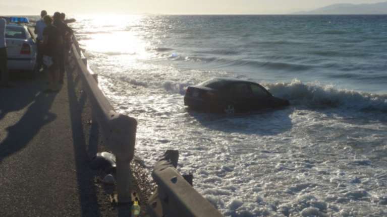 Βόλος: Έπεσαν με το ΙΧ στη θάλασσα αλλά βγήκαν ζωντανοί