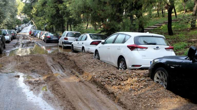 Απέραντος λασπότοπος οι δρόμοι γύρω από τον Λυκαβητό