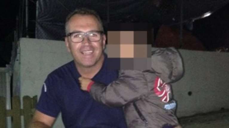 Συγκλονίζει: Το «αντίο» αστυνομικού στο νεκρό προσφυγόπουλο