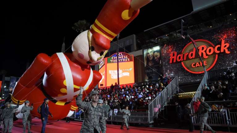 Η λαμπερή 85η Χριστουγεννιάτικη παρέλαση στο Λος Αντζελες