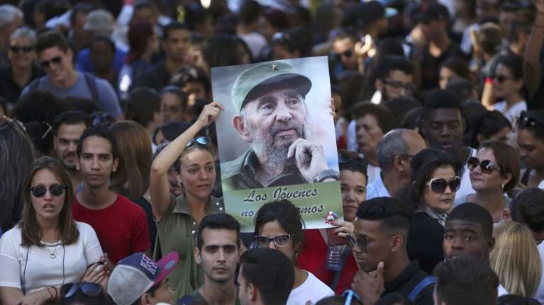 Mε δάκρυα στα μάτια χιλιάδες Κουβανοί αποχαιρετούν τον Φιντέλ Κάστρο