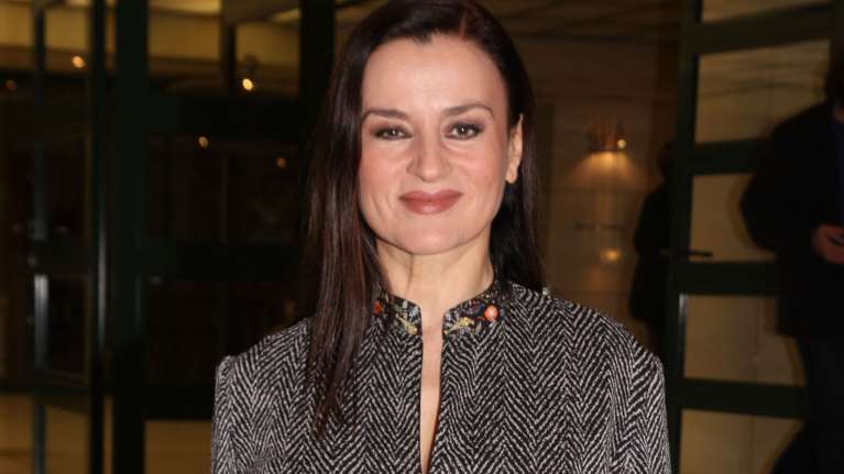 Καρυοφυλλιά Καραμπέτη:Η σπάνια και λαμπερή εμφάνισή της σε θεατρικά βραβεία