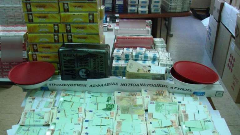 Πατέρας και οι δύο γιοι του διακινούσαν πάνω από 150.000 λαθραία τσιγάρα