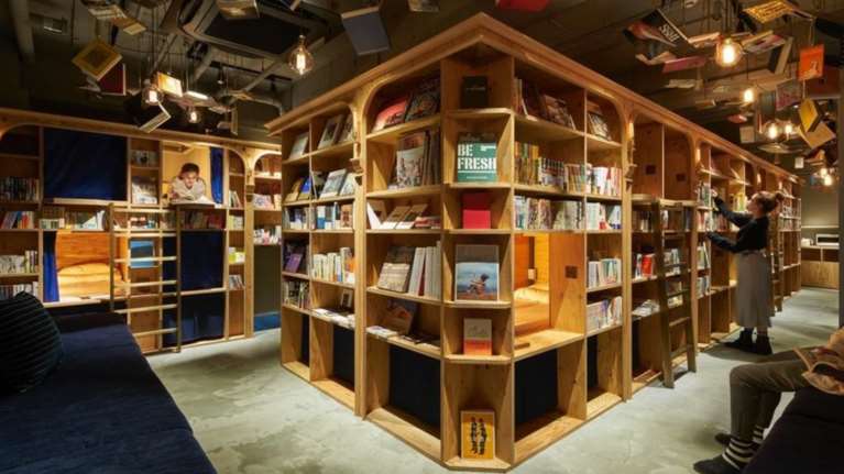 Κοιμηθείτε ανάμεσα σε ράφια με βιβλία στην «βιβλιοθήκη με διαμονή»