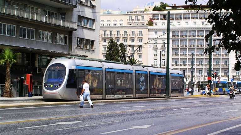 Γυναίκα παρασύρθηκε από το τραμ στο κέντρο της Αθήνας