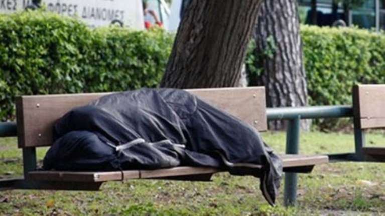 Αστεγος στο Βόλο παραδόθηκε στην αστυνομία για να γλιτώσει από το κρύο