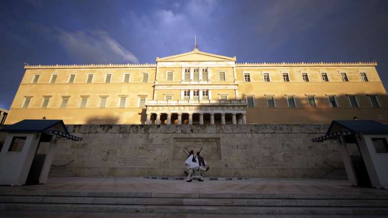 Public Issue: Έκρηξη δυσαρέσκειας από 9 στους 10 για την πορεία της χώρας