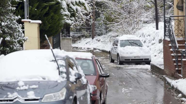 Με αλυσίδες τα οχήματα σε αρκετούς δρόμους της κεντρικής Μακεδονίας