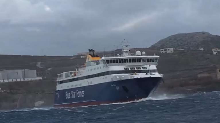 Κι όμως! Τα κατάφερε και &quot;έδεσε&quot; στο νησί το Blue Star Paros (VIDEO)