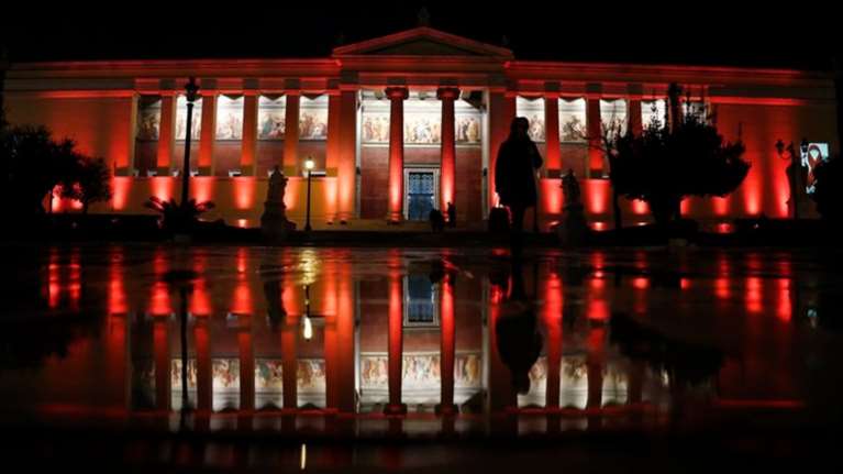 To Πανεπιστήμιο Αθηνών φωταγωγήθηκε για την Παγκόσμια Ημέρα κατά του AIDS