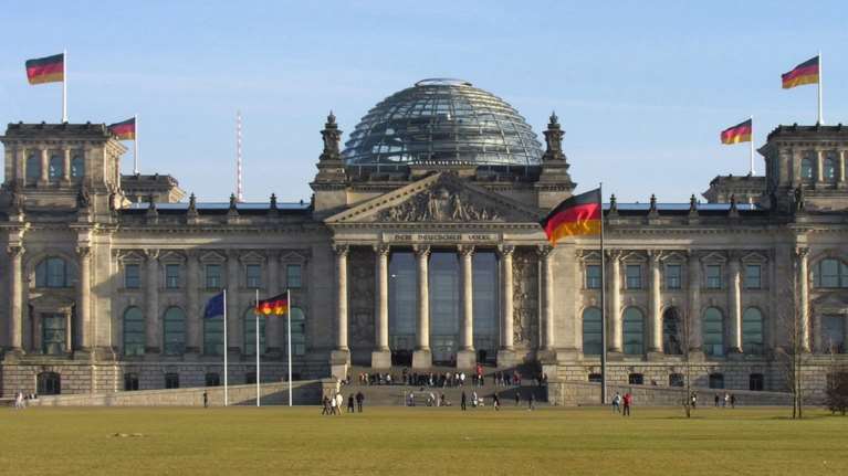 Handelsblatt: Θετικός ο Σόιμπλε στις προτάσεις ESM για το χρέος