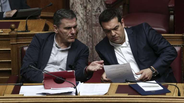 «Ψάχνουν» τον επώδυνο συμβιβασμό,φοβούνται την κατάρρευση