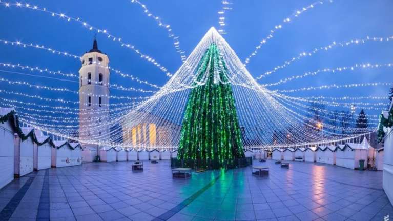 Βγαλμένο από παραμύθι: Ενα Χριστουγεννιάτικο δέντρο με 50.000 λαμπάκια!