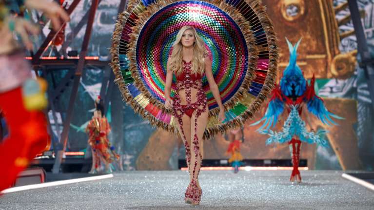 Πώς δημιουργήθηκαν τα εξωφρενικά κοστούμια που φόρεσαν οι άγγελοι της VS