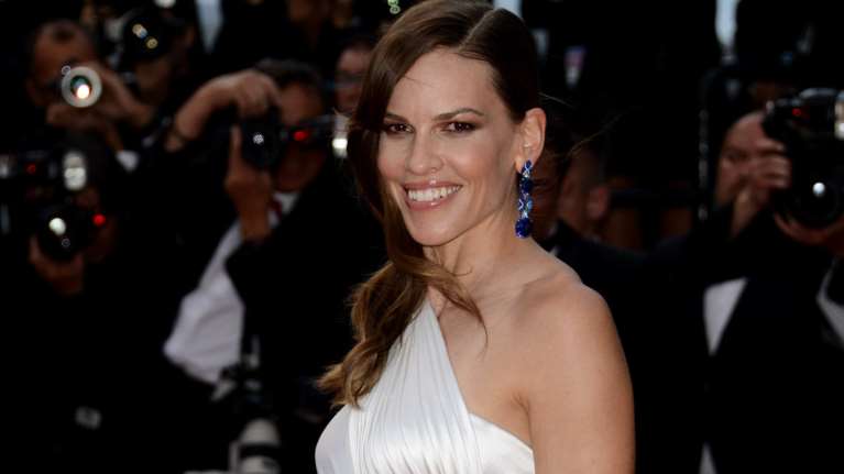 Η Χίλαρι Σουάνκ αποκαλύπτει το πόσο σκληρά γυμνάζεται [φωτο - βίντεο]