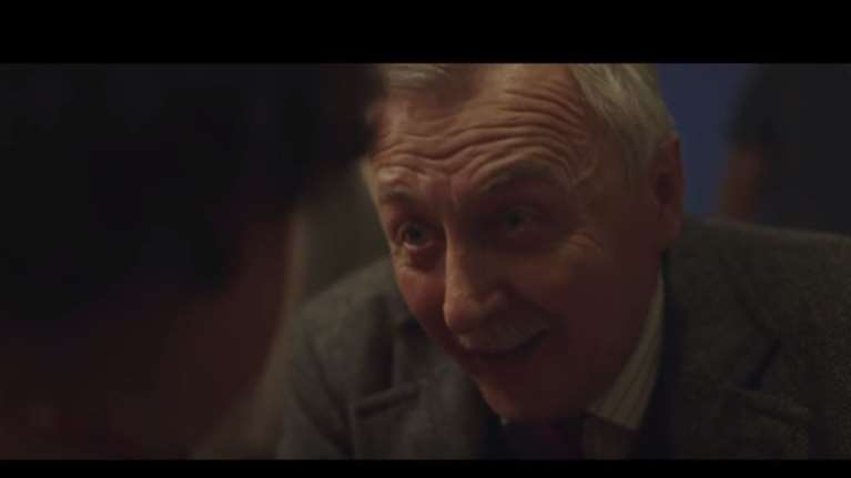 Μοναχικός ηλικιωμένος μαθαίνει αγγλικά για έναν υπέροχο λόγο [Βίντεο]