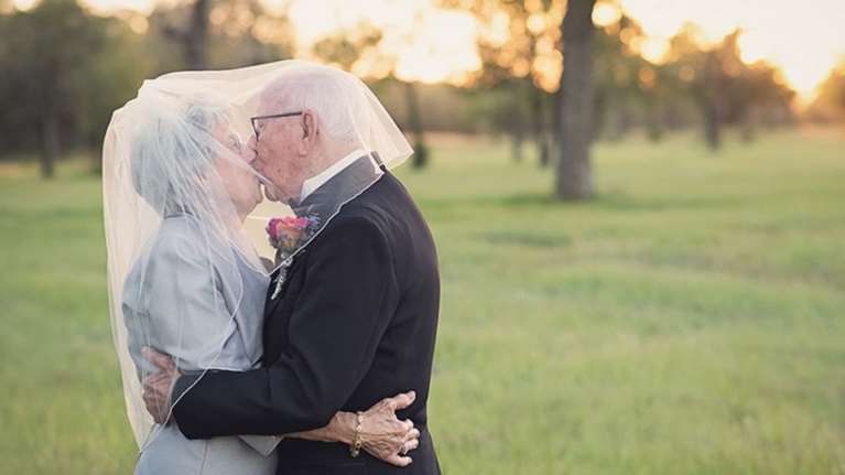 Έβγαλαν φωτογραφίες τον γάμο τους 70 ολόκληρα χρόνια μετά