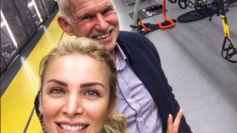Η selfie της Καινούργιου με τον Παπανδρέου στο γυμναστήριο