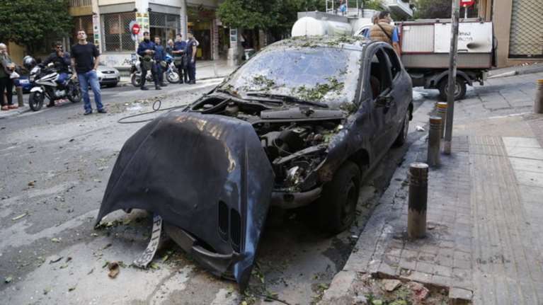 Εξάρχεια: Αναρχικοί ζητούν με φυλλάδια την απομάκρυνση των ΙΧ!