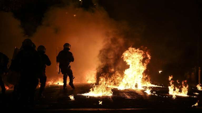 Επεισόδια από αντιεξουσιαστές στα Εξάρχεια με φωτιές και μολότοφ