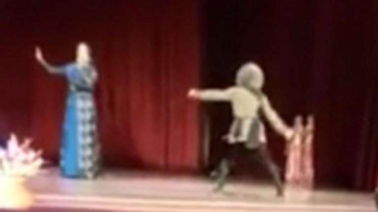 Συγκλονιστικό βίντεο: Χορευτής πέθανε επί σκηνής την ώρα της παράστασης