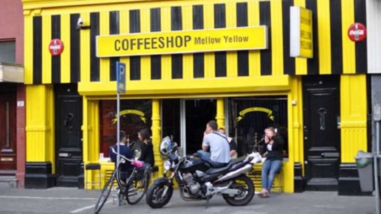 Κλείνουν ένα ένα τα περίφημα coffee shop στο Άμστερνταμ