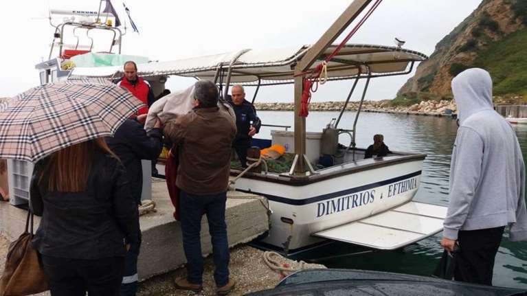 Απίστευτες εικόνες: Μετέφεραν ασθενείς από την Κεφαλονιά με ...καΐκι