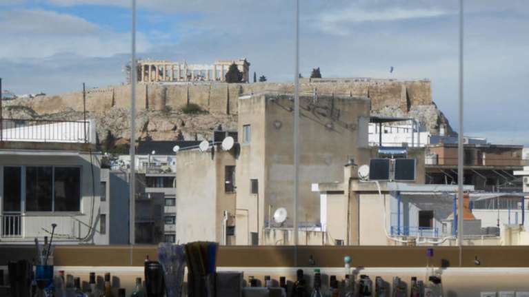 H μοναδική, κρυφή θέα της Αθήνας μέσα από τα παράθυρά μας