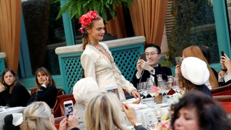 Η αμαρτωλή Κάρα Ντελεβίν επέστρεψε. Ενα αλλιώτικο σόου του Chanel.