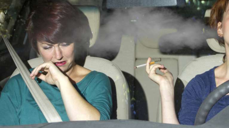 Eurostat: Δύο στους τρεις Έλληνες θύματα παθητικού καπνίσματος