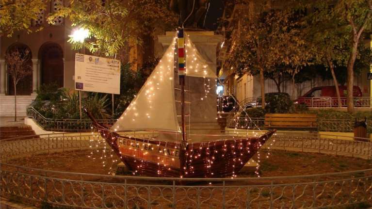 Το ξύλινο καράβι του Κεθεά Εν δράσει φώτισε μια μουντή πλατεία [Εικόνες]