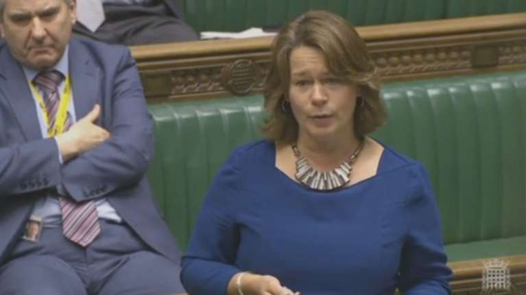 Βουλευτής σοκάρει περιγράφοντας τον βιασμό της όταν ήταν 14 ετών  video