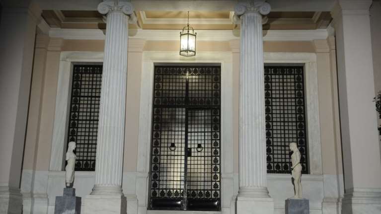 Σκηνικό κρίσης και εκλογών με «παροχές» από την κυβέρνηση