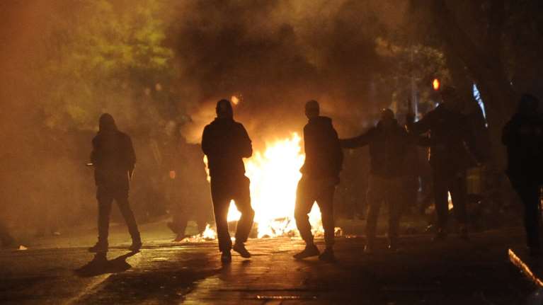 Ετσι «έκαψαν» τα Εξάρχεια οι κουκουλοφόροι με τις μολότοφ