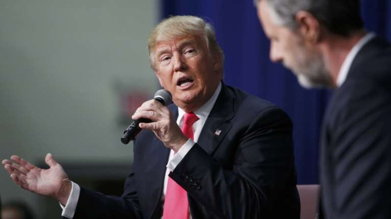 O Tραμπ προσλαμβάνει τα «τρολ» του - Κάτι μας θυμίζει