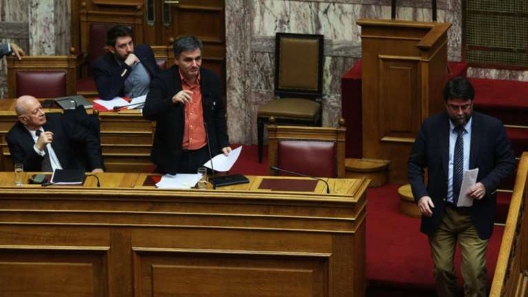 Επεισοδιακοί διάλογοι Τσακαλώτου - Οικονόμου στη Βουλή