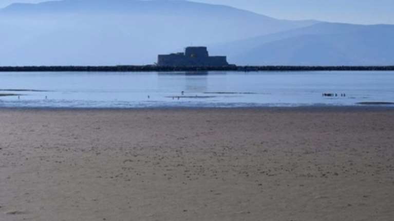 Εξαφανίστηκε η Θάλασσα στο Ναύπλιο. Τι συνέβη;
