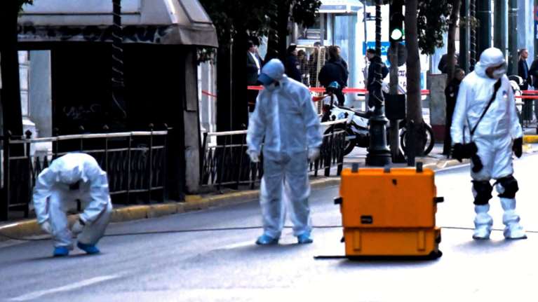 Θρίλερ με βόμβα στην είσοδο του υπουργείου Εργασίας