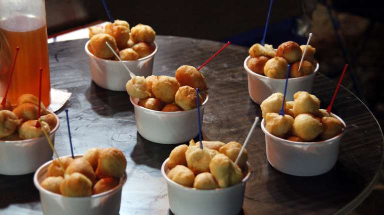 Γιατί η Κέρκυρα μοσχοβολάει λουκουμάδες του Αγίου Σπυρίδωνα