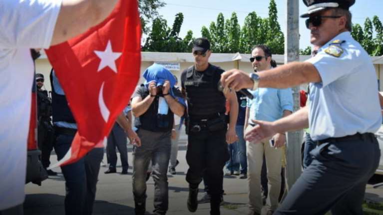 BBC: Η Ελλάδα θα στείλει τους 8 στο «Εξπρές του Μεσονυκτίου»;