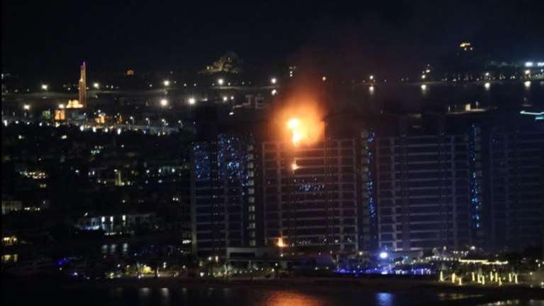 Τρόμος από φωτιά σε κτίριο κατοικιών στο τεχνητό νησί του Ντουμπάι