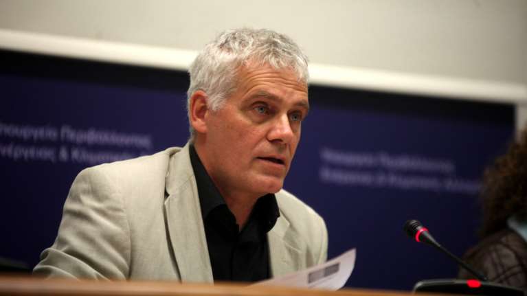 Τσιρώνης: Άλλο η σημαία στον ιστό κι άλλο αυτή που αγοράζουμε