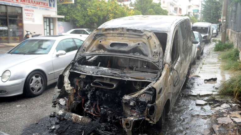 Των τρομοκρατών το  ΙΧ που βρέθηκε καμμένο στα Εξάρχεια