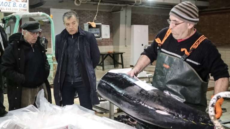 Τι δουλειά έχει ο Σταύρος Θεοδωράκης στην Ιχθυόσκαλα Καβάλας;