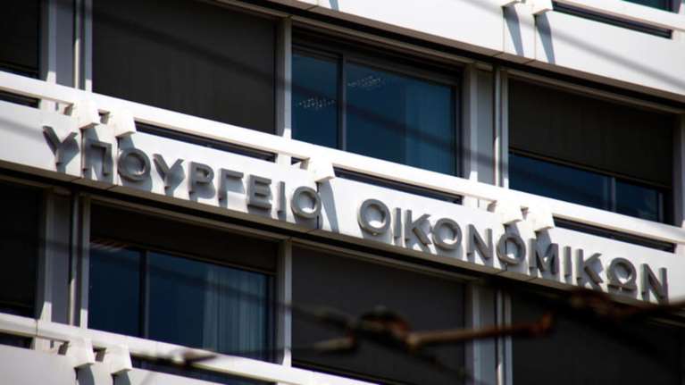 Τι απαντά το ΥΠΟΙΚ στον Βρούτση για τα πλεονάσματα 3,5%