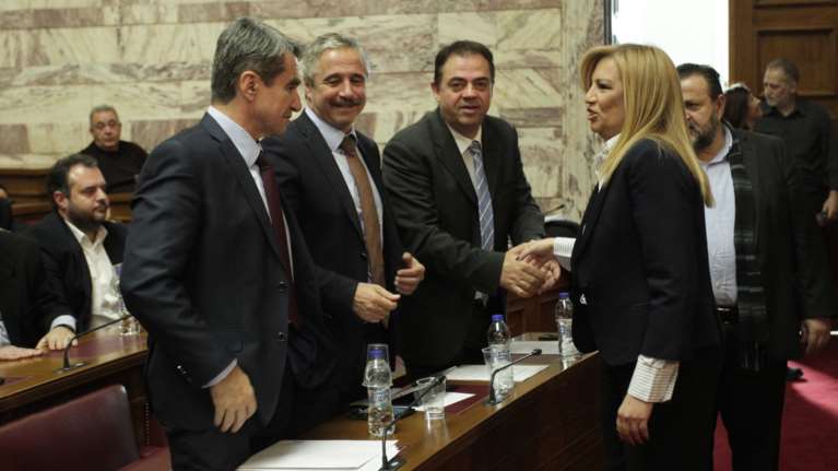 Το ΠΑΣΟΚ υπερψηφίζει, αλλά με μύδρους κατά Τσίπρα