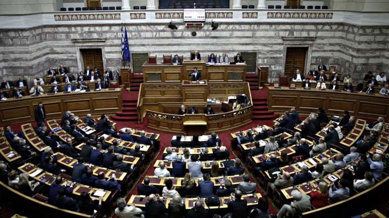 Τι θα ψηφίσουν τα κόμματα στη συζήτηση στη Βουλή για τις παροχές