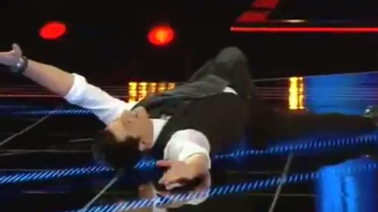 O Σάκης έπεσε στα πόδια 20χρονης παίκτριας και εκείνη του... έριξε χυλόπιτα