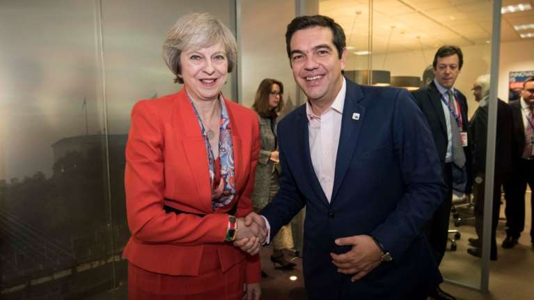 Ραντεβού Τσίπρα - Μέι το μεσημέρι στις Βρυξέλλες