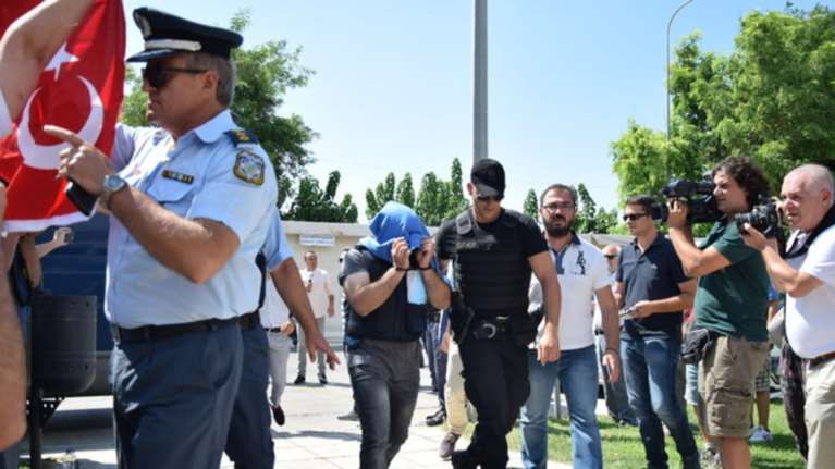 Κραυγή αγωνίας από τους 8: «Εάν μας στείλετε στην Τουρκία θα μας σκοτώσουν»